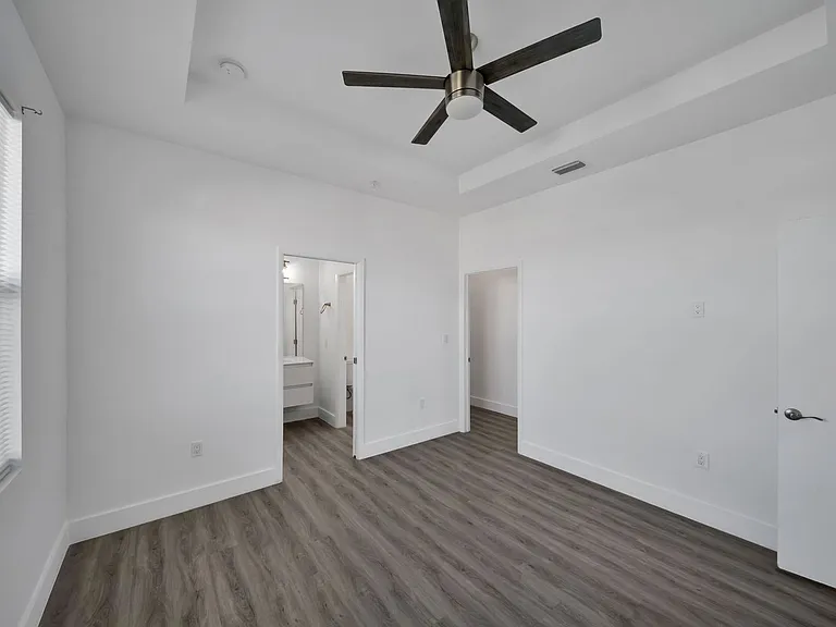 275 SW 4th St #220 — Photo 38