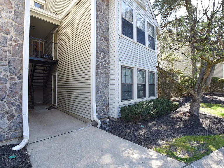 43 Chelmsford Ct — Photo 1