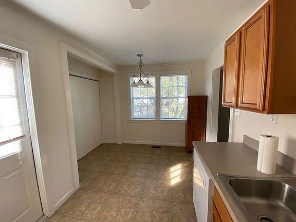 Dining area - Washer/dryer hookup in Bifold doors