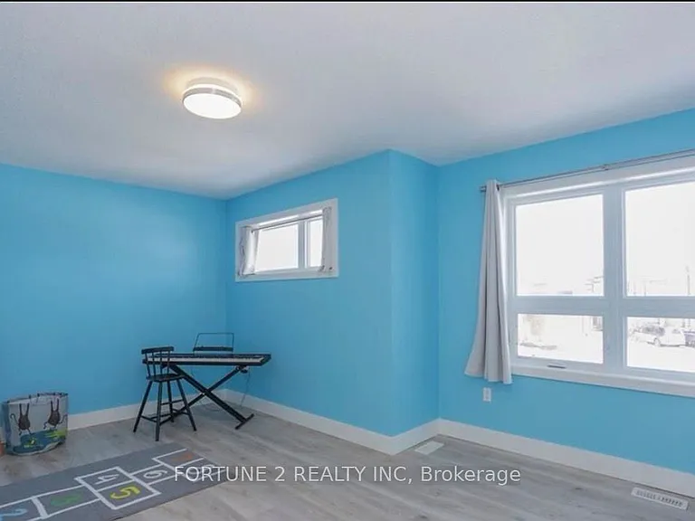 1877 Foxridge Cres — Photo 10