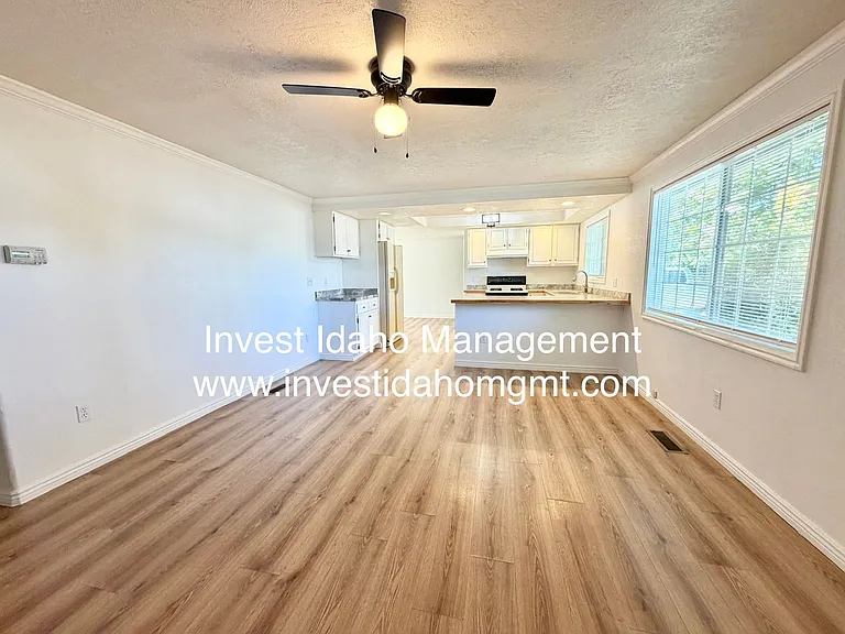 North 11th Street — Photo 15