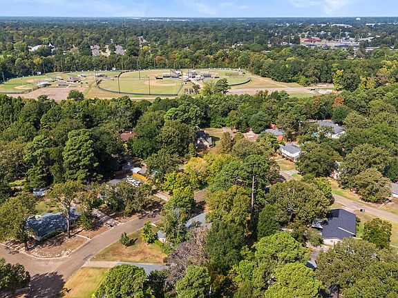 5th image of 14 Regency Dr