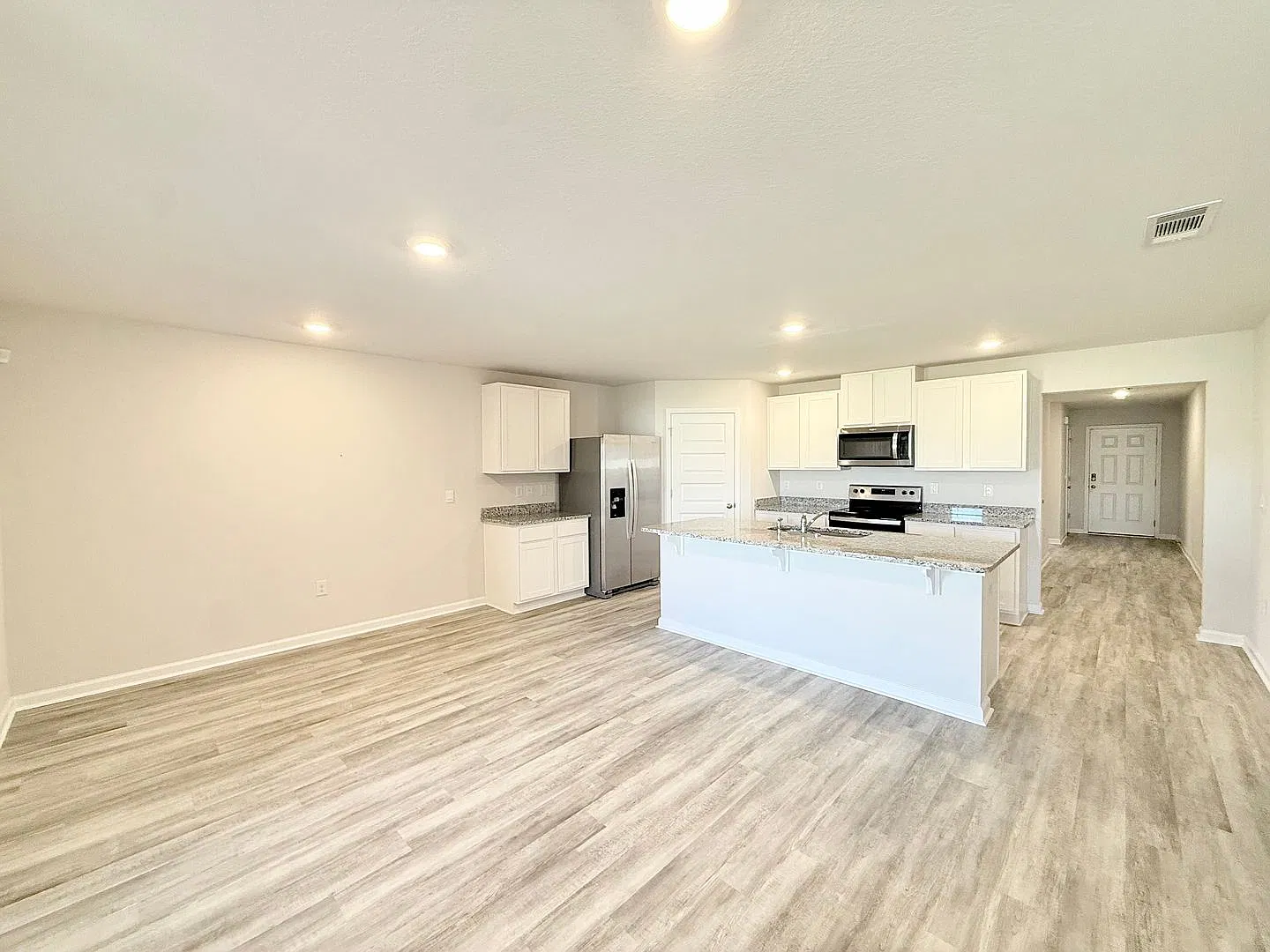 Beautiful 4 Bedroom Brick Home — Photo 4
