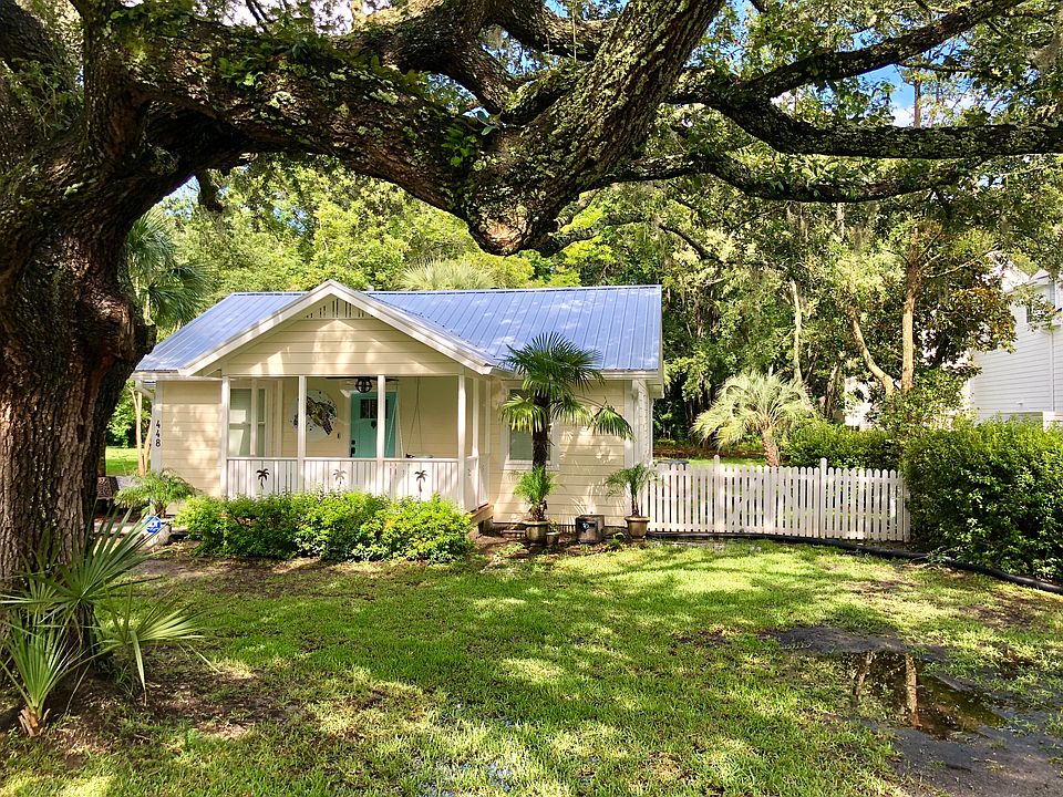 Live oak adorns front yard.