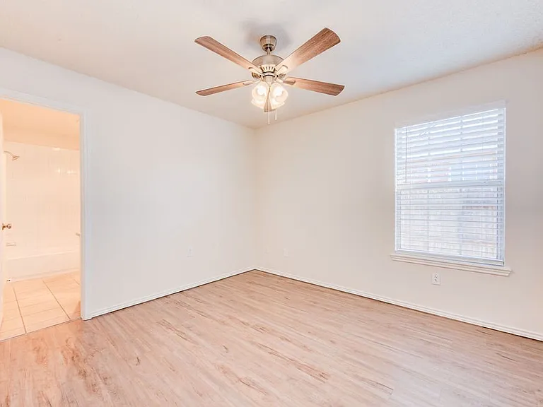 221 Grover Ave — Photo 17