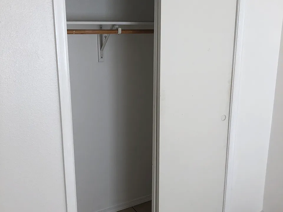 Bed 2 Closet_01272021