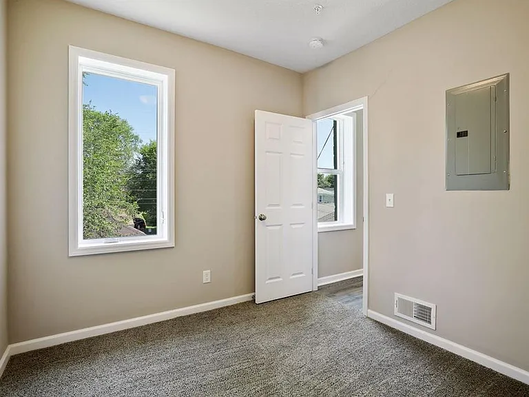 2050 W Broadway Ave — Photo 5