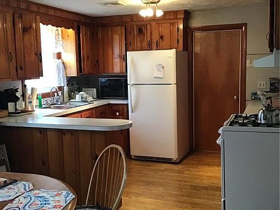3rd image of 125 Pettigrew Dr