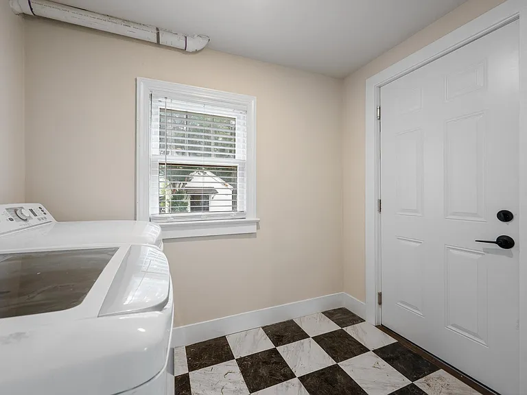 553 Highland Ave — Photo 8