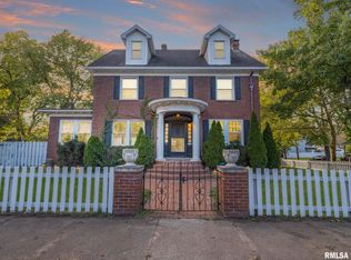 501 S 7th St, Pekin, IL 61554