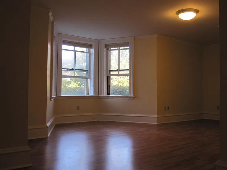 326 College St #8 — Photo 4