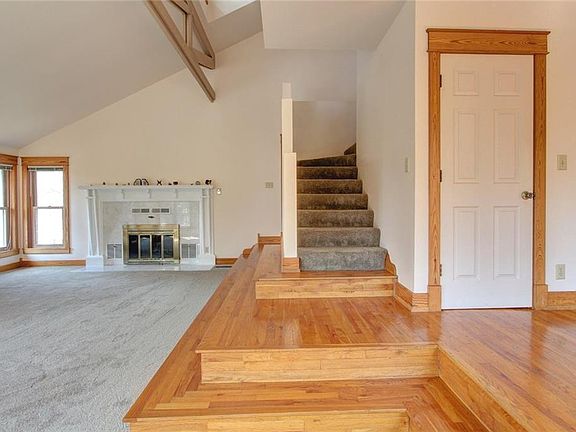 4th image of 882 N Lewis Ave