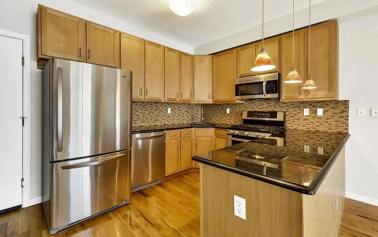 2 bed, 2.0 bath, 1075 sqft, $4,200 — Photo 2