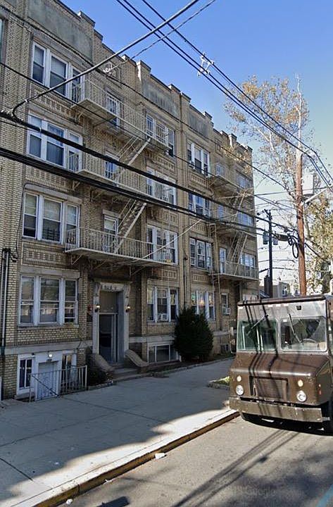 2nd image of 433 Kennedy Blvd #32