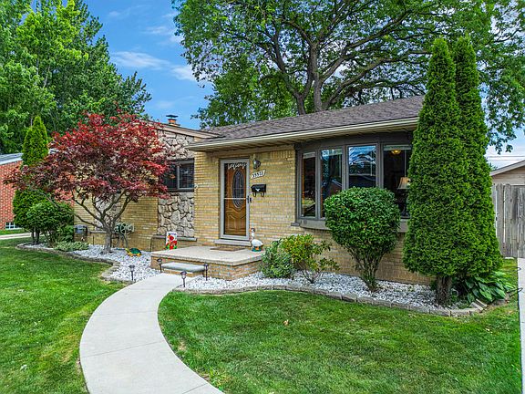 4th image of 35572 Strathcona St