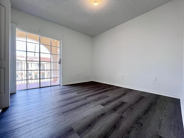 519 W 68th St #4 — Photo 14