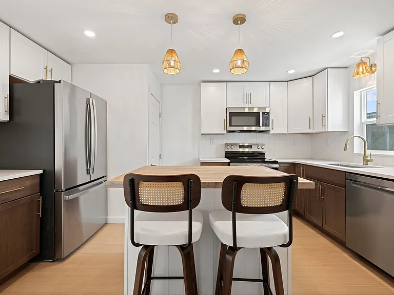 210 Monroe St — Photo 2
