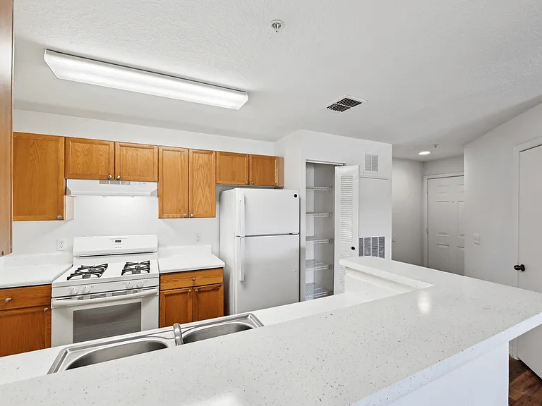 Sand Lake Pointe Apartments — Photo 12
