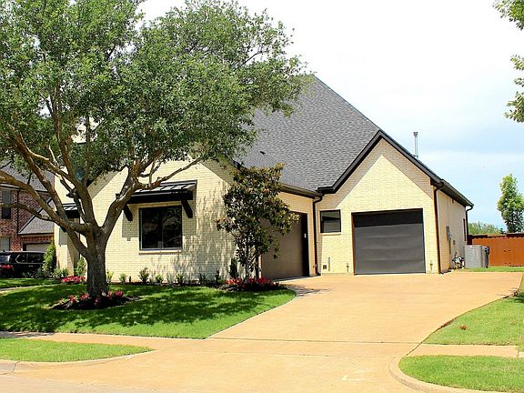 3rd image of 7 Center Ct