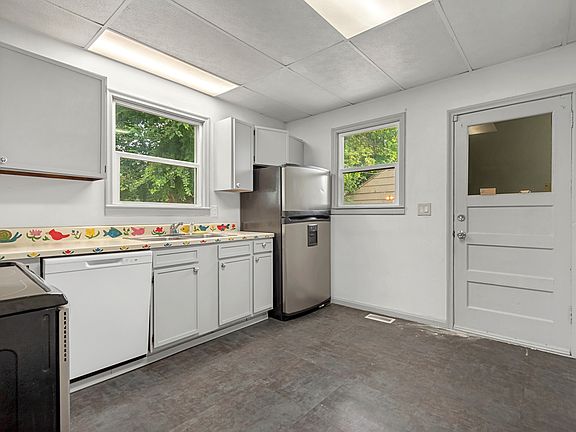 5th image of 255 E Crestone Ave
