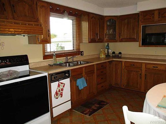 3rd image of 58 Laurentian Dr