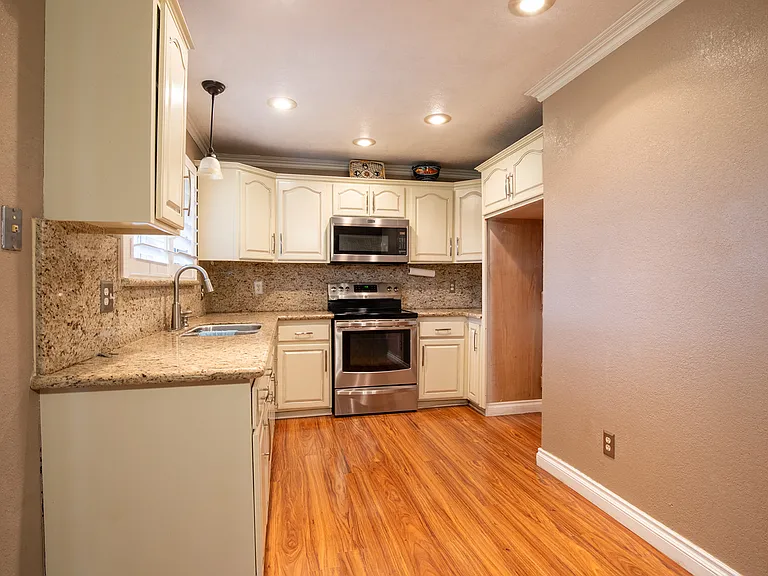 1714 Elena Dr — Photo 13
