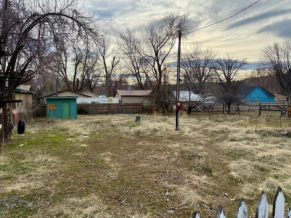 2nd image of 1060 Mark St