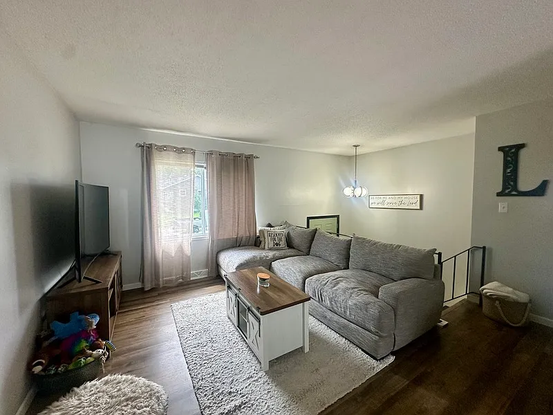 4 bed, 2.0 bath, 1881 sqft, $1,900 — Photo 2