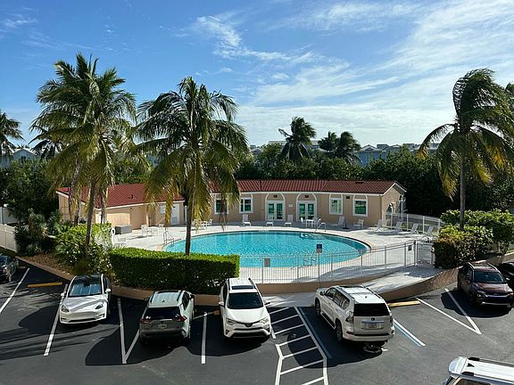 2nd image of 3930 S Roosevelt Blvd #E204