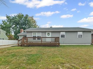 2405 Woodcrest Dr, Alton, IL 62002