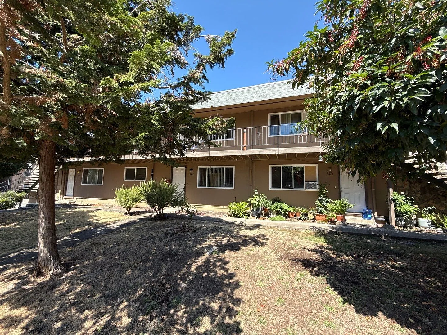 2 bed, 1.0 bath, 868 sqft, $1,195 — Photo 2