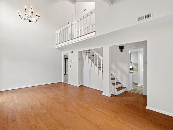 4th image of 6 Brighton Cir