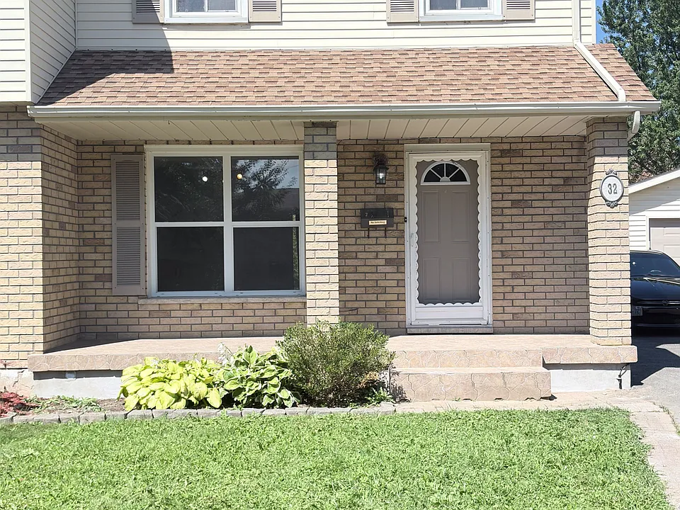 32 Vintage Cres #MAIN FLOOR