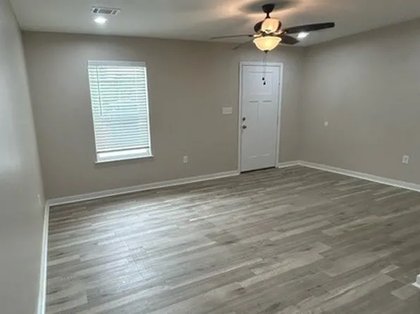414 S Center St #B, Conway, AR 72034