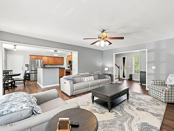 3rd image of 637 Dickinson Road