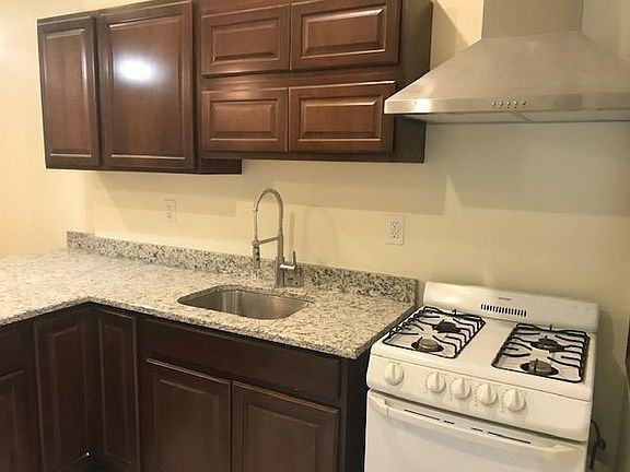 5th image of 901 W Belmont Ave APT 2R