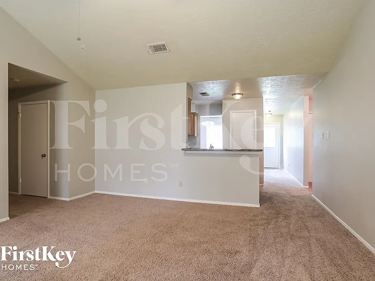 2118 Knollbrook Ln — Photo 4