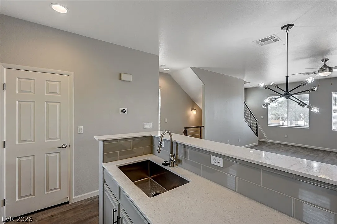 3 bed, 2.5 bath, 1327 sqft, $2,217 — Photo 4