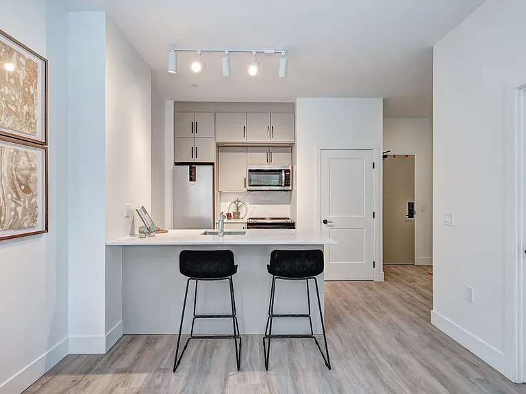 415 Duke St W — Photo 13