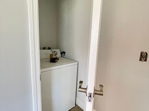 laundry hookups for washer/gas dryer