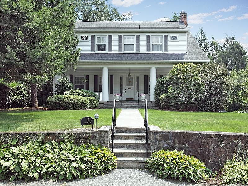 Elegant Greenacres Colonial