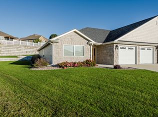 330 Simmer Dr, Wamego, KS 66547