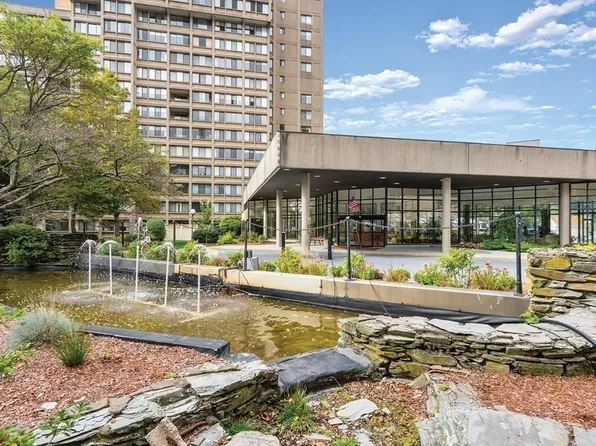 250 Hammond Pond Pkwy APT 1016S, Newton, MA 02467