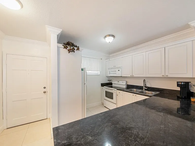 2581 N Garden Dr #206 — Photo 6