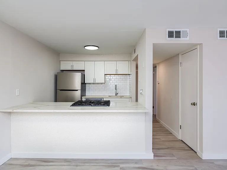 The Oaks Apartments — Photo 8