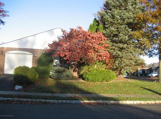 2 Cross Ln, Marlboro, NJ 07746