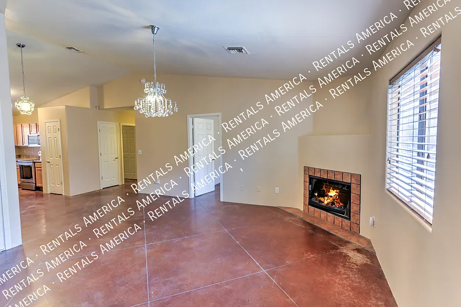 Spacious 4-bedroom, 2-bath home with fenced in yard. — Photo 4