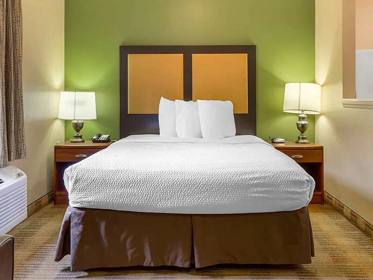 Deluxe Studio - 1 Queen Bed