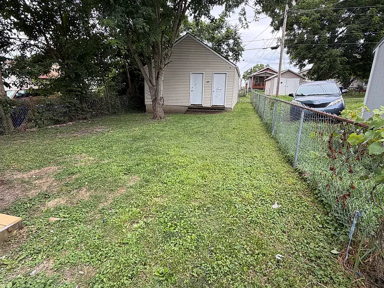 1435 Parkamo Ave — Photo 6