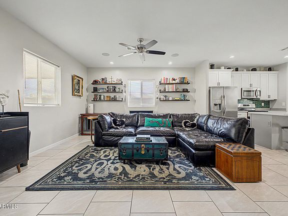 5th image of 2901 E PARADISE Lane